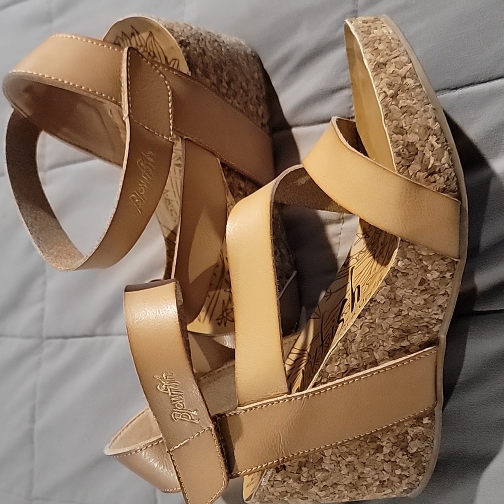 Stylish Tan Strappy Wedges - Picture 3 of 4